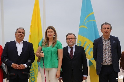 Com as bandeiras de fundo, vê-se em grande plano Humberto Santos, Ana Sofia Antunes, e Walter Chicarro