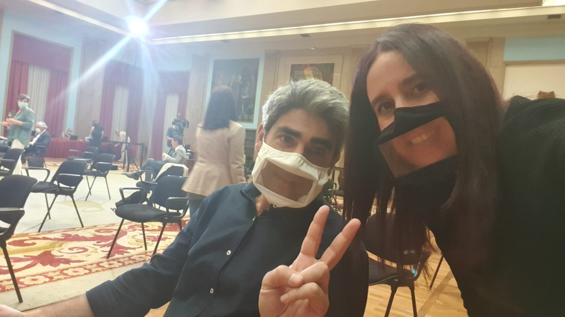 Fotografia de Luís Oriola e Sofia Figueiredo, com máscaras de proteção com a boca visível, de a Intérpretes de LGP do Instituto Nacional para a Reabilitação, I.P.