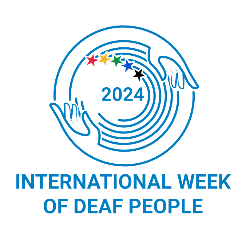 Logo da semana internacional dos surdos da federação mundial de surdos com o desenho de duas mãos a abraçar uma circunferência que representa o globo. Dentro dele estão as 5 estrelas de 5 cores também representadas no logótipo da federação mundial de surdos. Ao centro o ano 2024.