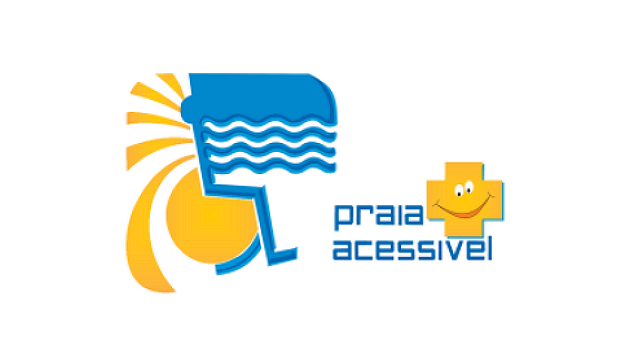 A imagem contém o logo do programa: um sol amarelo com raios à esquerda, um ícone azul que combina um símbolo de cadeira de rodas com ondas, representando água ou mar. É possível também ler o texto “praia + acessível”, com as palavras a azul e o símbolo “mais” de cor amarela, com dois olhos e um sorriso no seu interior.