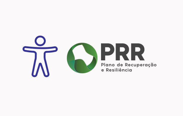 Do lado esquerdo está uma figura humana estilizada de cor azul, com braços e pernas estendidos, do lado direito está o logótipo do PRR (emblema circular abstrato, com as cores verde e branco, do seu lado direito as iniciais PRR e, por baixo, com letras de dimensão menor, o texto “Plano de Recuperação e Resiliência).