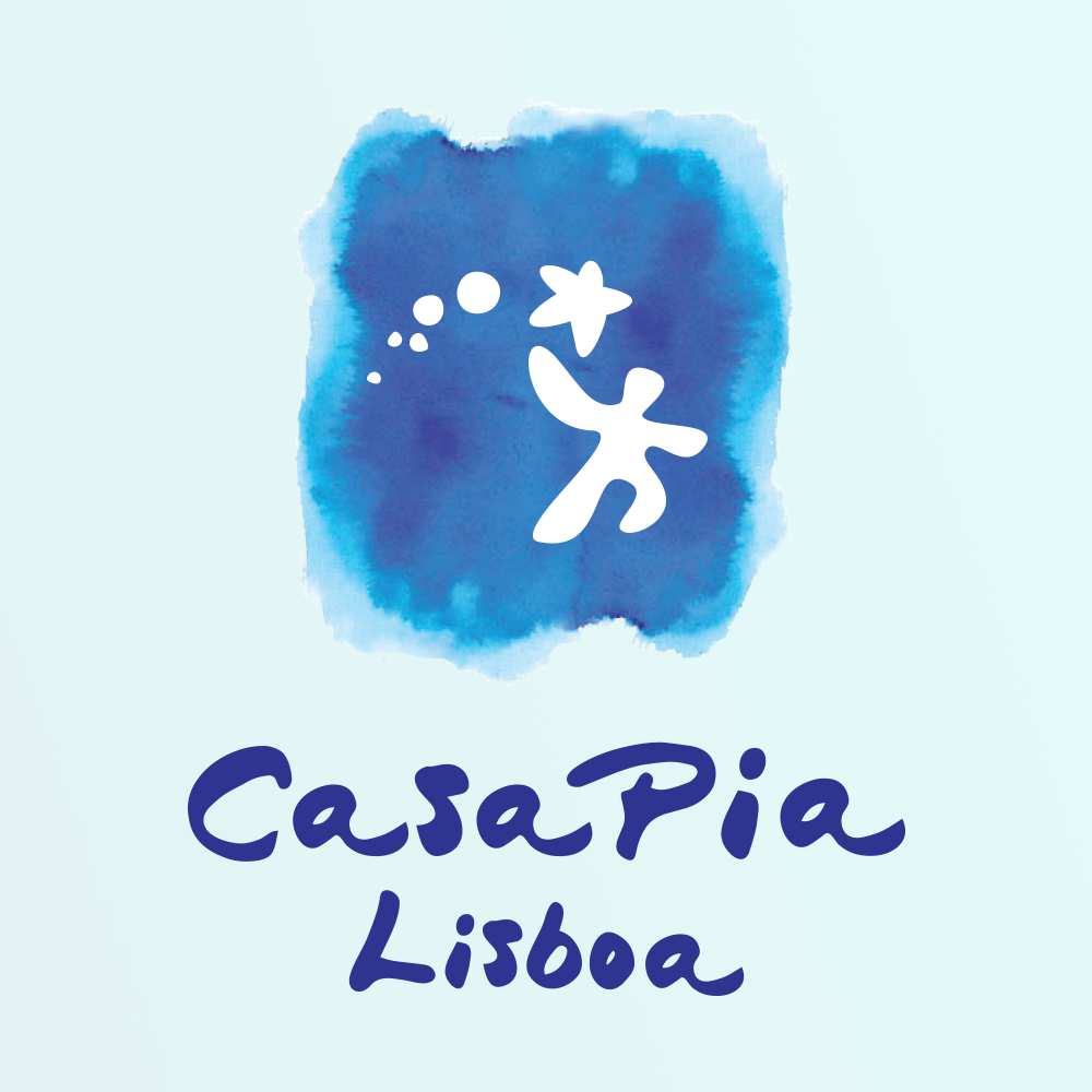 Logótipo da Casa Pia de Lisboa constituído por uma imagem de cor azul com figuras de cor branca assemelhando-se a uma pessoa, com pequenos círculos e uma estrela por cima. Por baixo da imagem pode ler-se Casa Pia, Lisboa escrito a azul.