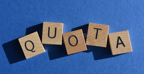 Fundo azul com seis quadrados castanhos, cada um com uma letra, formando a palavra 