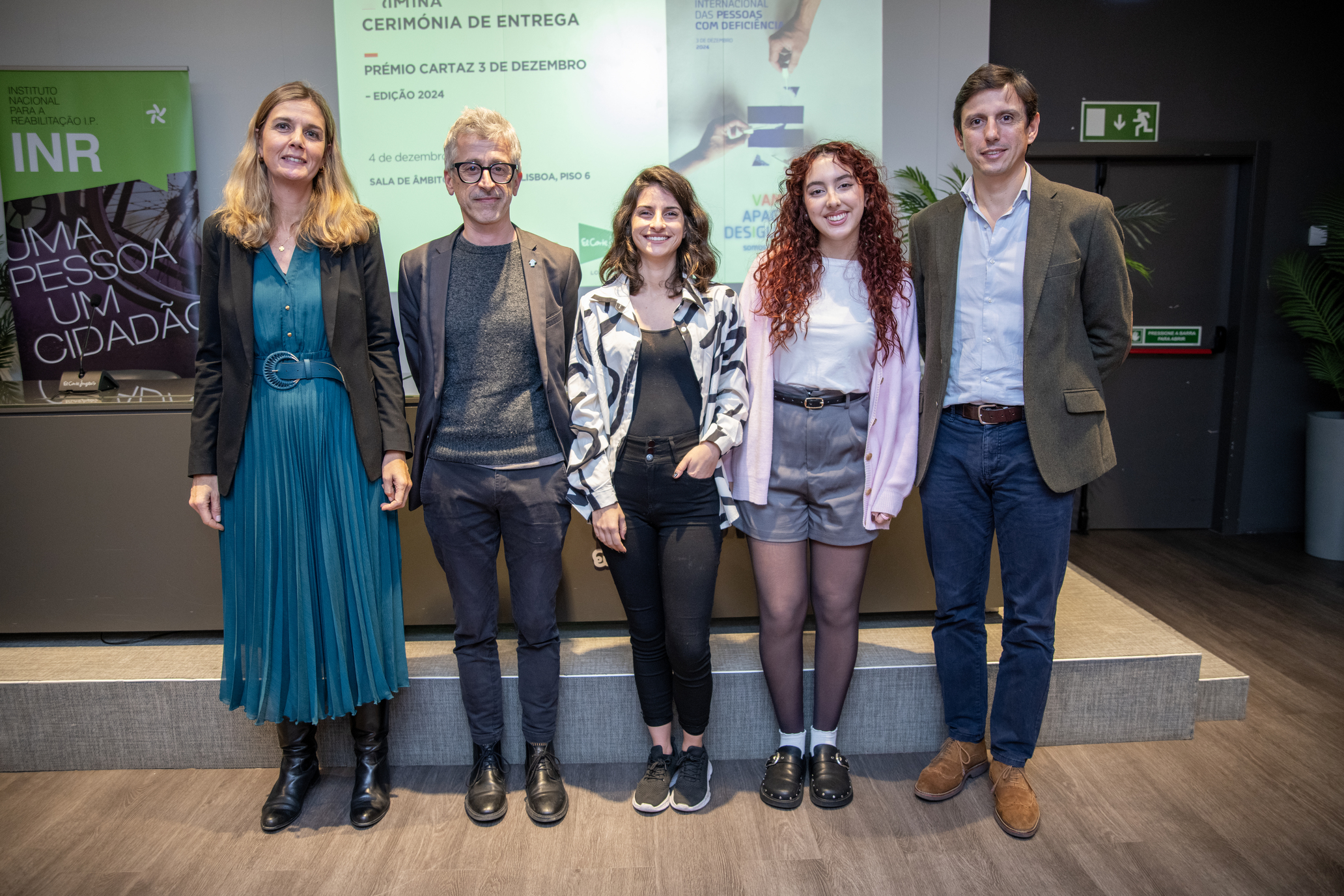 Marina Van Zeller, Filipe Pinto, Marisa Moreira, Maria Rocha e Vasco Marques Pinto em pé a posar para a fotografia