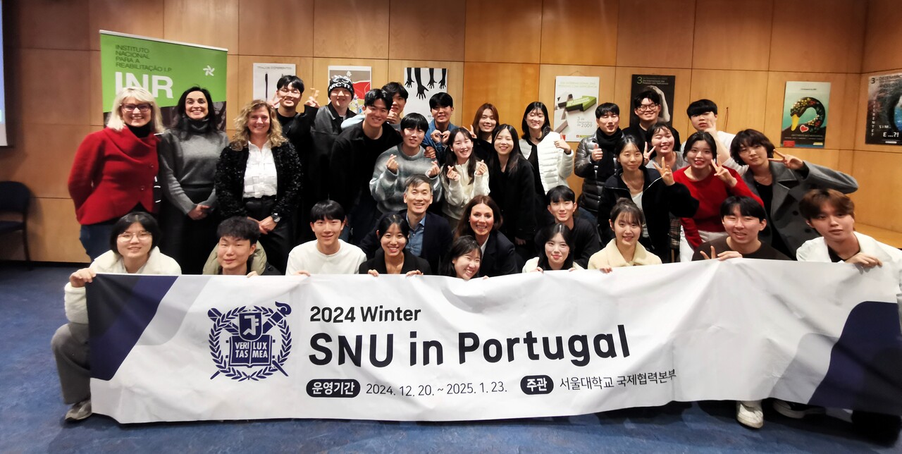  Foto de grupo com todos os participantes da visita. É visível uma faixa segurada por quem está na parte de baixo, com o logo da Universidade, a dizer 2024 Winter, SNU in Portugal, 2024.12.20 – 2025.1.23 e texto em sul-coreano 