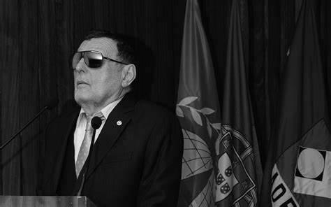  Fotografia a preto e branco do Comendador José Eduardo Gaspar Arruda a falar no púlpito. 