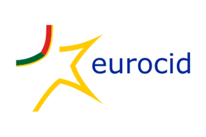  Num fundo branco está uma imagem abstrata com linhas amarelas, vermelha e verde. Do seu lado direito encontra-se o texto “eurocid”, escrito a letras azuis. 