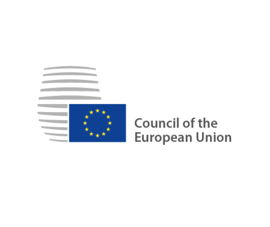 A imagem contém o logótipo do Conselho da União Europeia. O design inclui um elemento gráfico estilizado, com linhas horizontais cinzentas. Do seu lado direito, está a bandeira da União Europeia, seguida do texto 