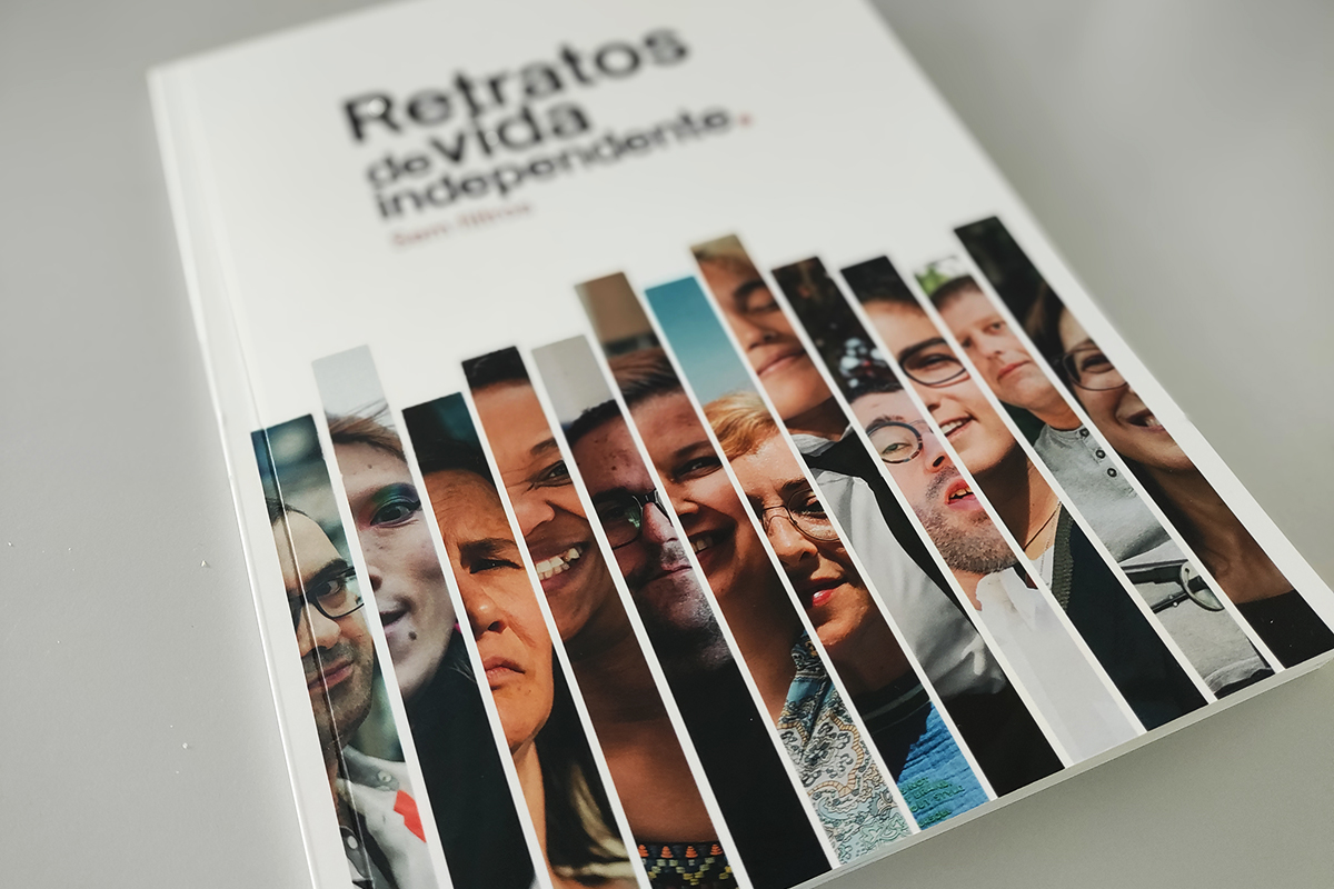 Capa de um livro, composta pelo título “Retratos de Vida Independente”, escrito a letras pretas. Por baixo do título está um conjunto de fotografias, recortadas em tiras verticais, com diversas caras.