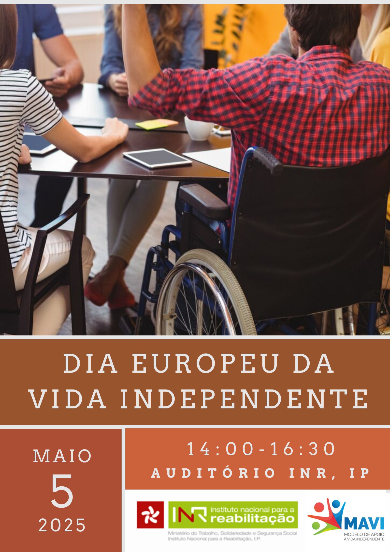 Foto de um grupo de pessoas, à volta de uma mesa com diversos objetos como tablets, folhas ou chávena. Uma das pessoas está em cadeira de rodas. Abaixo da foto, está o texto “Dia Europeu da Vida Independente, Maio 5 2025, 14:00 – 16:30, Auditório INR, IP”. No canto inferior direito está o logo do INR e do MAVI.