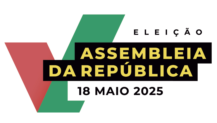 Num fundo branco está a letra V com cores verde e vermelho. Por cima e, do lado direito da letra está o texto “Eleição Assembleia da República, 18 maio, 2025”