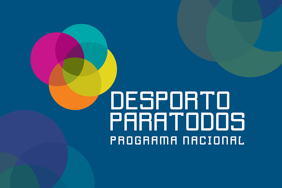  Num fundo azul, pode ler-se no meio da imagem, a letras brancas, “Desporto para todos, programa nacional”. No canto superior esquerdo do texto, estão círculos coloridos sobrepostos, com cores rosa, amarelo, laranja e turquesa. No canto superior direito e inferior esquerdo, estão mais círculos coloridos sobrepostos com cores em tons de verde, azul e roxo. 
