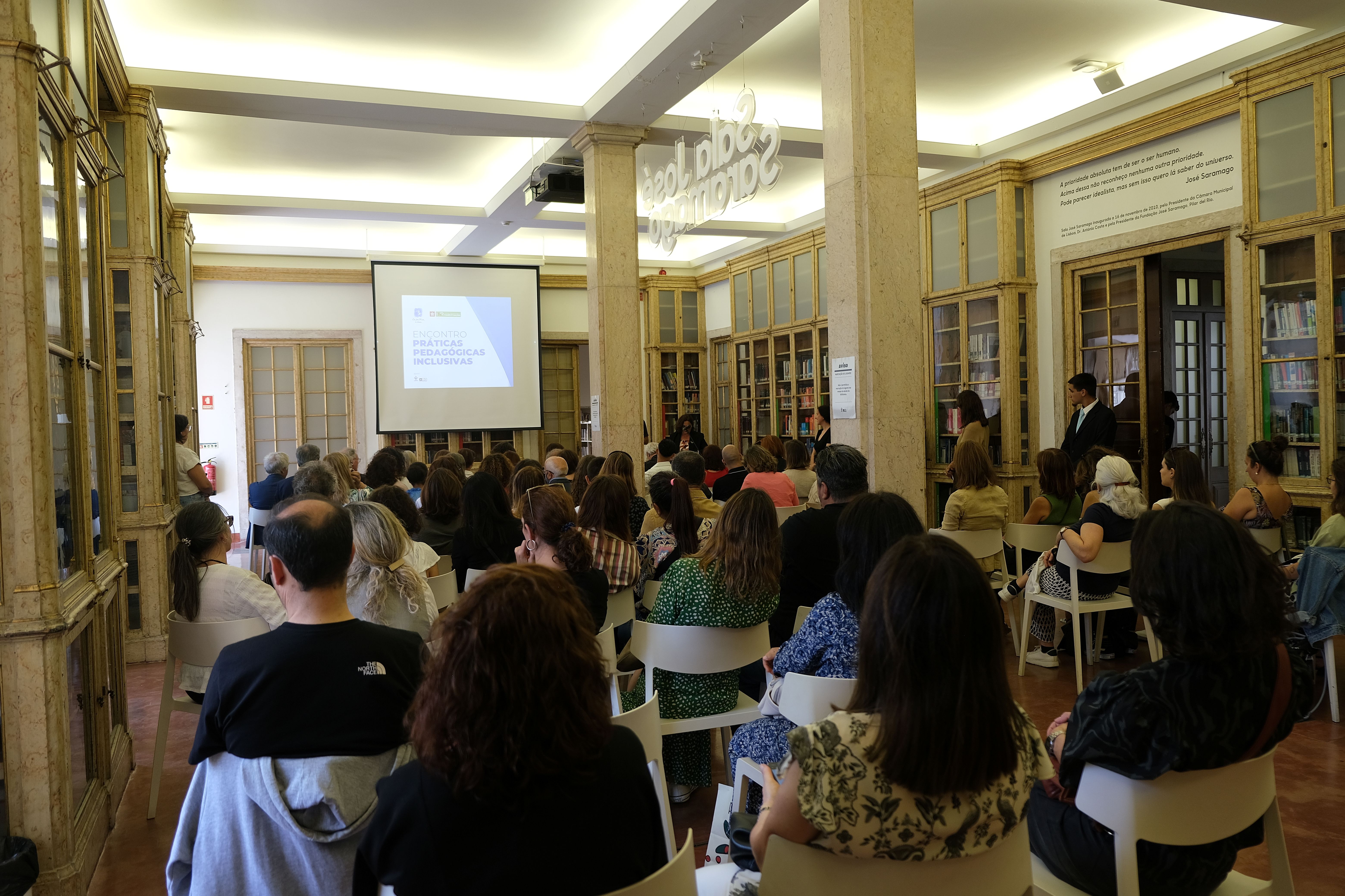  Vê-se a Sala José Saramago com público, que enche o espaço, a assistir à intervenção da Presidente da Casa Pia de Lisboa. You can see the José Saramago Room with a public, which fills the space, watching the intervention of the President of Casa Pia de Lisboa. 