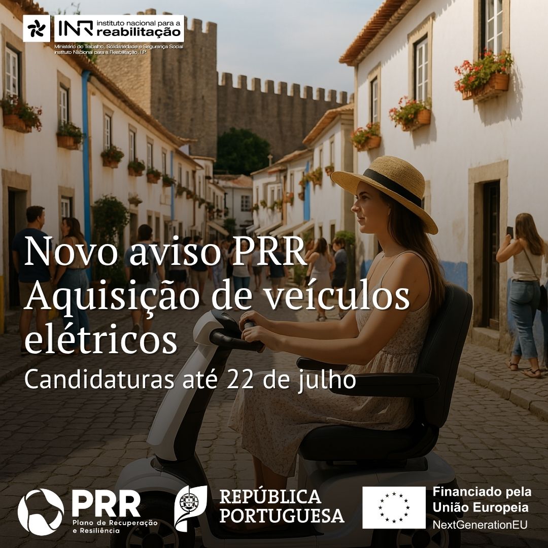  Pessoa a conduzir um veículo elétrico numa rua com edifícios brancos decorados com vasos de flores na janela. O cartaz inclui o logótipo do Instituto Nacional para a Reabilitação e menciona um novo aviso do PRR para aquisição de veículos elétricos, com candidaturas abertas até 22 de julho. Também são visíveis os logótipos da República Portuguesa, do Plano de recuperação e Resiliência e da União Europeia – NextGenerationEU. Person driving an electric vehicle on a street with white buildings decorated with flower pots in the window. The poster includes the logo of the National Institute for Rehabilitation and mentions a new notice from the RRP for the purchase of electric vehicles, with applications open until 22 July. The logos of the Portuguese Republic, the Recovery and Resilience Plan and the European Union – NextGenerationEU are also visible. 