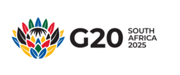  Logótipo da cimeira G20 a realizar-se na África do Sul em 2025. À esquerda, apresenta um elemento gráfico em forma de flor estilizada com pétalas nas cores vermelho, verde, azul, amarelo e preto. À direita, encontra-se o texto 'G20 SOUTH AFRICA 2025' em letras maiúsculas pretas. Logo of the G20 summit to be held in South Africa in 2025. On the left is a stylised flower-shaped graphic with petals in red, green, blue, yellow and black. On the right is the text 'G20 SOUTH AFRICA 2025' in black capital letters. 