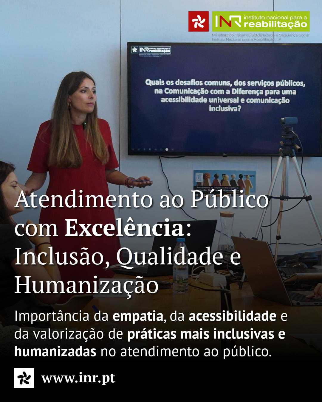  Numa sala, pessoas sentadas, em frente a uma mesa com computadores, e em pé Sónia Esperto durante a sua apresentação. Atrás, um monitor com a apresentação, contendo o logótipo do INR e ao centro lê-se ‘Quais os desafios comuns, dos serviços públicos, na Comunicação com a Diferença para uma acessibilidade universal e comunicação inclusiva?’. Em baixo do monitor está uma imagem do evento, com figuras a representar a diversidade humana. Sobre a imagem, em destaque, lê-se 