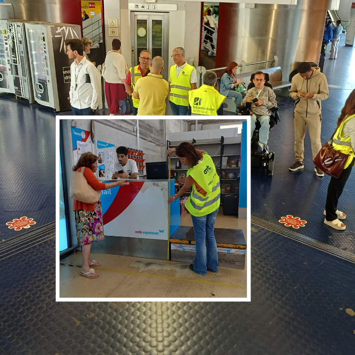  A imagem mostra uma área interior de uma estação com piso azul. No fundo, existem máquinas de venda automática, um elevador com sinalização e paredes metálicas. Várias pessoas estão reunidas, algumas com coletes de alta visibilidade amarelos, próximas a uma zona de espera com bancos. À direita, há uma pessoa em cadeira de rodas e outras pessoas em pé, algumas a utilizar dispositivos móveis. Na sobreposição central, vê-se um balcão identificado com a marca “rede expressos”. Uma pessoa está atrás do balcão com um computador portátil, enquanto outra pessoa com colete de alta visibilidade segura uma fita métrica junto ao balcão. À frente do balcão, está uma pessoa a interagir com quem está atrás do balcão. The image shows an interior area of a station with blue floor. In the background, there are vending machines, an elevator with signage and metal walls. Several people are gathered, some with yellow high-visibility vests, close to a waiting area with benches. On the right, there is one person in a wheelchair and others standing, some using mobile devices. In the central overlap, there is a counter identified with the mark “network expressed”. One person is behind the counter with a laptop, while another person in a high-visibility vest holds a tape measure next to the counter. In front of the counter is a person interacting with someone behind the counter. 
