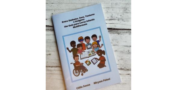  Capa Guia “Entre Símbolos, Sons, Texturas e Imagens” Um Guia para Livros Infantis Multiformato 