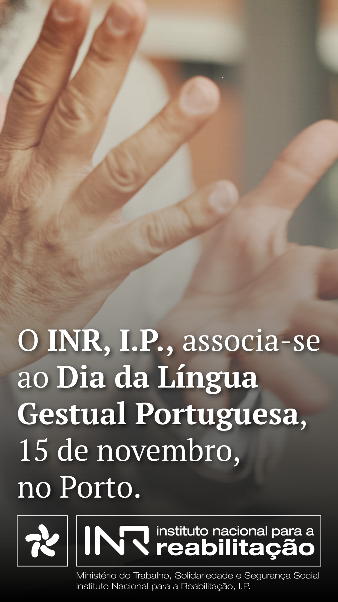  Mãos em grande plano. Por cima lê-se 