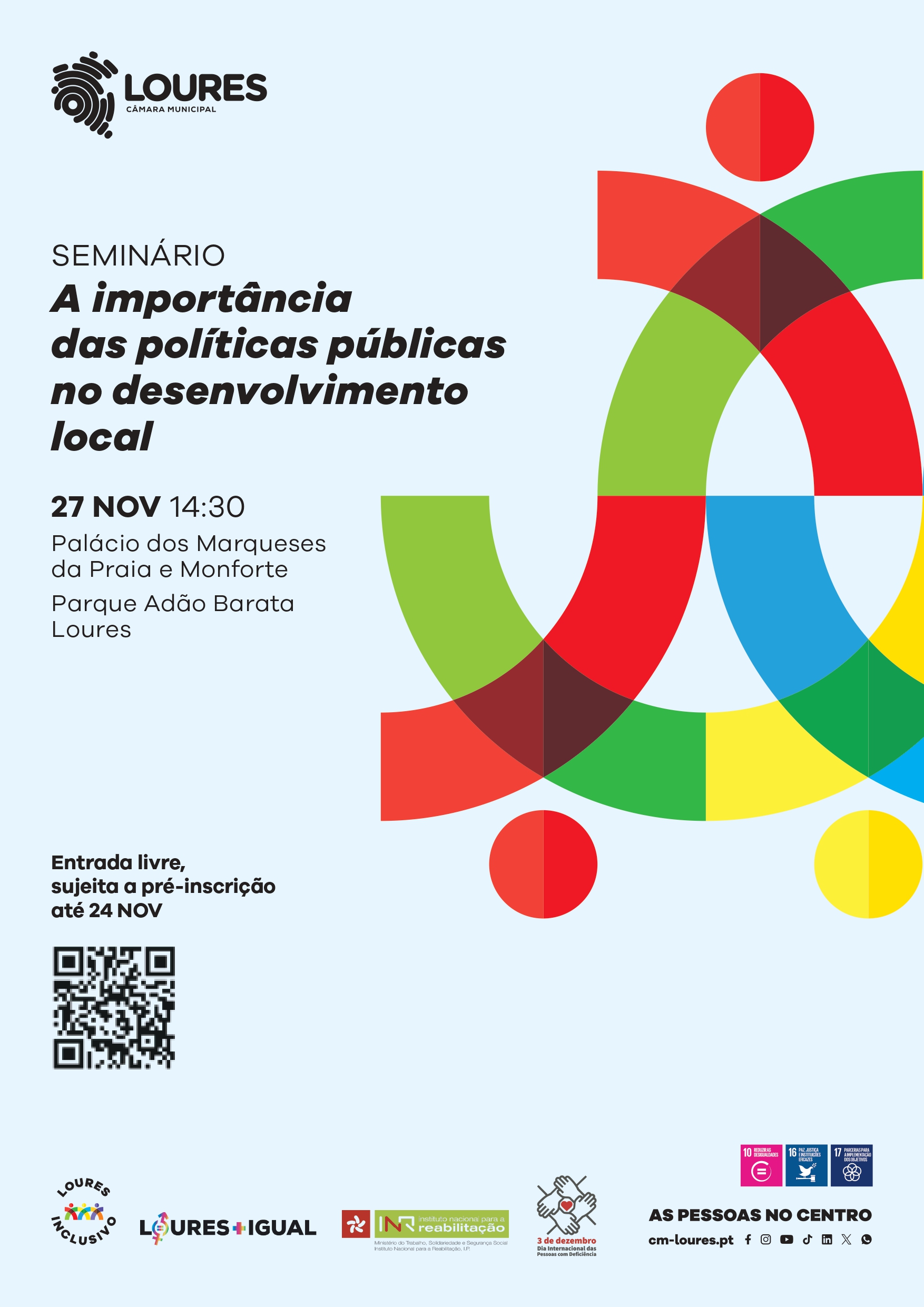 Cartaz do seminário com fundo azul-claro e elementos gráficos circulares coloridos (vermelho, verde, azul e amarelo) sobrepostos no centro. No topo esquerdo, está o logótipo da Câmara Municipal de Loures. O título do evento aparece em letras pretas e negrito: “A importância das políticas públicas no desenvolvimento local”. Abaixo, encontra-se a data e hora: 27 NOV, 14:30, seguido do local: Palácio dos Marqueses da Praia e Monforte, Parque Adão Barata, Loures. Texto adicional informa: Entrada livre, sujeita a pré-inscrição até 24 NOV. Há um código QR para inscrição e, na parte inferior, vários logótipos de entidades parceiras e ícones das redes sociais.