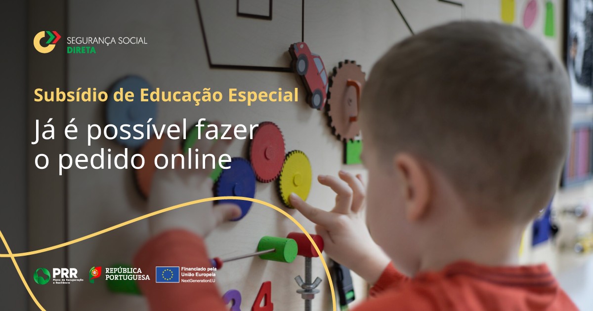  Imagem mostra uma criança a interagir com um painel educativo colorido, utilizando peças circulares e elementos móveis. No canto superior esquerdo, está o logótipo da Segurança Social Direta. Em destaque, lê-se: “Subsídio de Educação Especial – Já é possível fazer o pedido online”. Na parte inferior, surgem os logótipos do PRR, República Portuguesa e União Europeia – Financiado pela União Europeia – NextGenerationEU. 