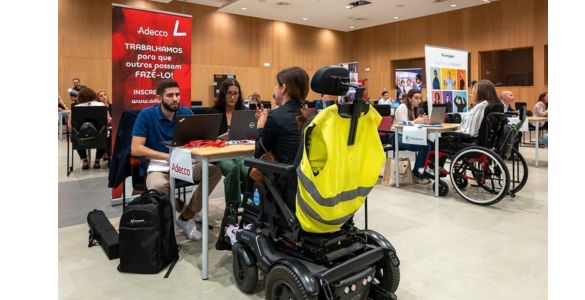 Fotografia (D) de Eficiência renova compromisso com um ingresso mais justo no mercado de trabalho
