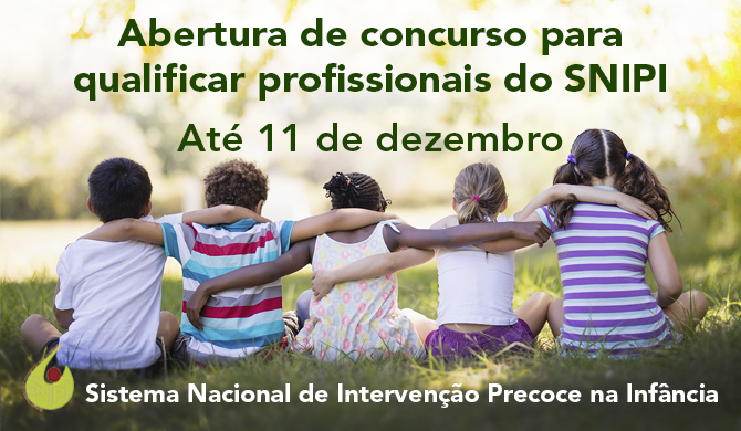  Cinco crianças sentadas na relva, de costas, com os braços apoiados umas nas outras, formando uma linha. Estão em ambiente exterior, com árvores e luz natural ao fundo. Sobre a imagem, em letras verdes, lê-se: “Abertura de concurso para qualificar profissionais do SNIPI. Até 11 de dezembro”. Na parte inferior, surge o logótipo e o texto “Sistema Nacional de Intervenção Precoce na Infância”. Five children sitting on the grass, on their backs, with their arms resting against each other, forming a line. They are in an outdoor environment, with trees and natural light in the background. On the image, in green letters, it reads: “Opening of competition to qualify SNIPI professionals. Until 11 December”. At the bottom, the logo and the text ‘Sistema Nacional de Intervenção Early in Childhood’ (National System for Early Intervention in Childhood) appear. 