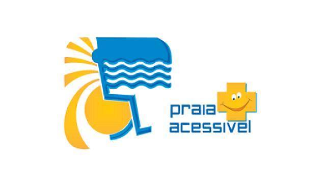 A imagem contém o logo do programa: um sol amarelo com raios à esquerda, um ícone azul que combina um símbolo de cadeira de rodas com ondas, representando água ou mar. É possível também ler o texto “praia + acessível”, com as palavras a azul e o símbolo “mais” de cor amarela, com dois olhos e um sorriso no seu interior.