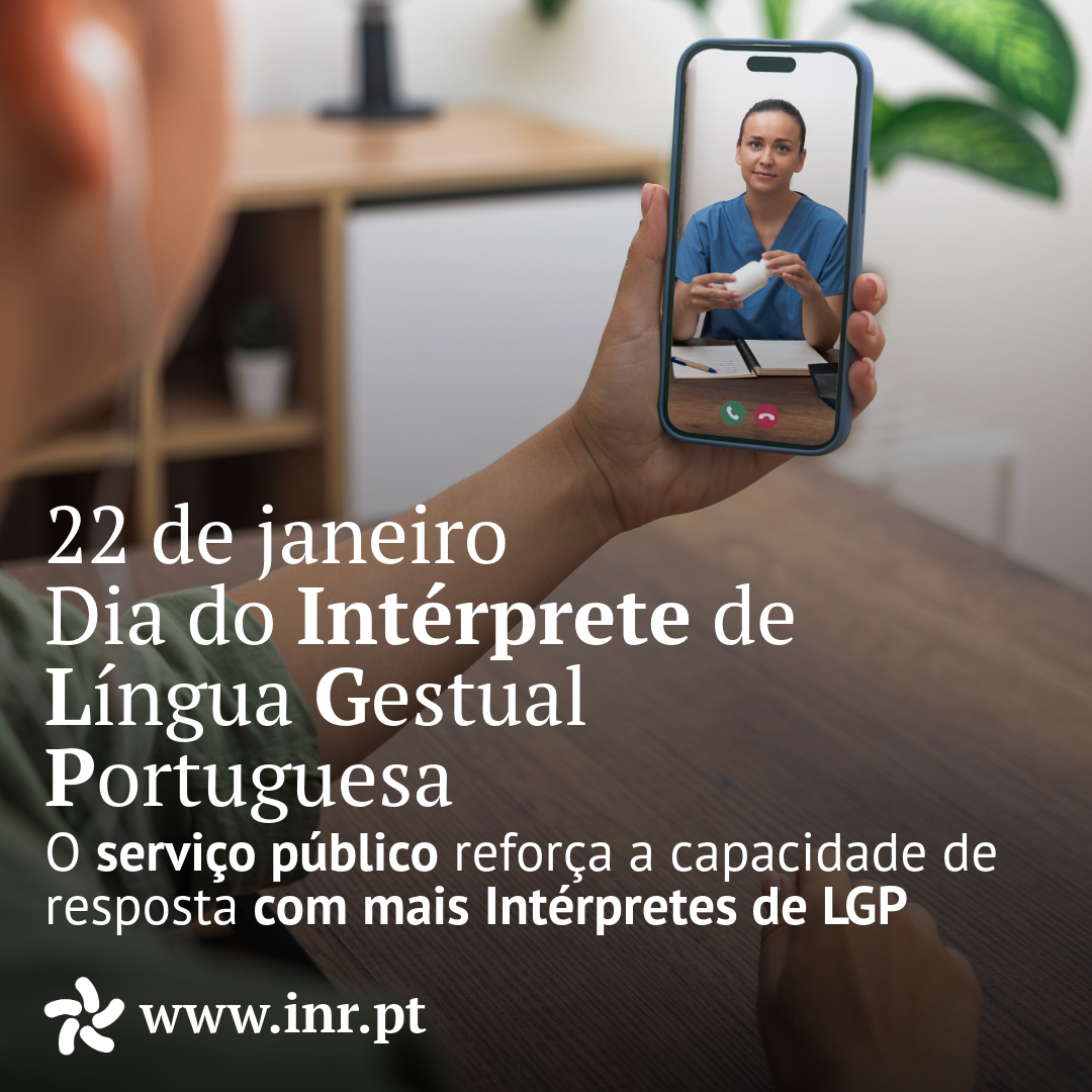 Destaque de uma interação de um cidadão com outra pessoa através de um smartphone e onde se pode ler: “22 de janeiro”, “Dia do Intérprete de Língua Gestual Portuguesa”, “O serviço público reforça a capacidade de resposta com mais Intérpretes de LGP”. Mais abaixo, o ícone reduzido do logótipo do INR e a menção “www.inr.pt”.