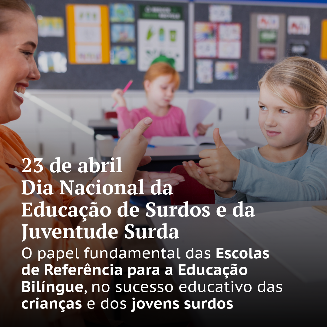 Em ambiente de sala de aula, com uma criança ao fundo, vê-se a interação de uma pessoa adulta e uma criança utilizando gestos. Sobre a imagem, lê-se 