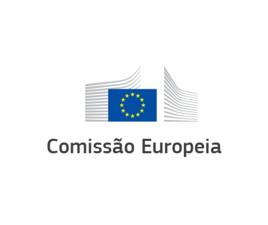 A imagem contém o logótipo da Comissão Europeia. O design inclui um elemento gráfico estilizado, com linhas horizontais e curvilíneas cinzentas. No centro delas está a bandeira da União Europeia. Por baixo, encontra-se o texto 
