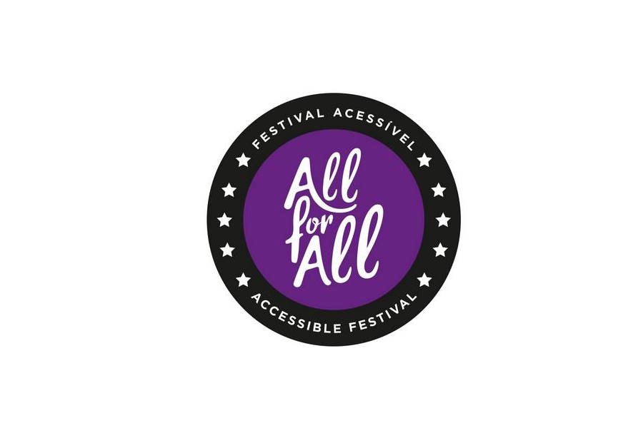 Círculo com rebordo preto, composto por cinco estrelas brancas de cada lado. Entre as estrelas, no rebordo, pode ler-se em cima “FESTIVAL ACESSIVEL” e em baixo “ACCESSIBLE FESTIVAL”. No centro do círculo, em fundo roxo, por ler-se na primeira linha “All” imediatamente por baixo “for” e de seguida “All”, em letra branca estilizada.
