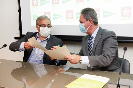 Humberto Santos (left), President of the National Institute for Rehabilitation, and Enrique Hidalgo Miralles, General Director in Portugal of El Corte Inglés, exchange the protocols already signed.