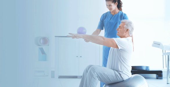 Homem sentado realiza exercício de braços supervisionado por fisioterapeuta