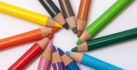 Conjunto de lápis dispostos em circulo