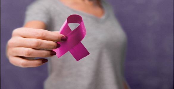 Mão de mulher que segura uma fita roxa alusiva à data.