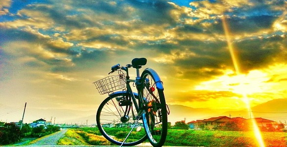 Bicicleta ao pôr do sol.
