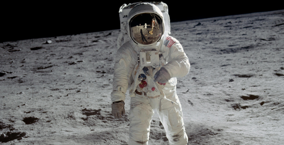Fotografia de um astronauta na lua
