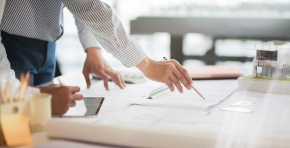 Fotografia de uma mesa de trabalho de um Arquiteto