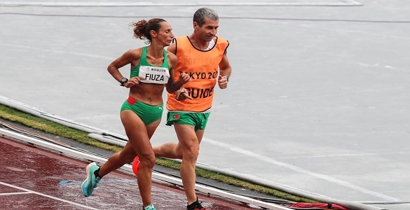 Odete Fiuza a correr com o guia ao seu lado.