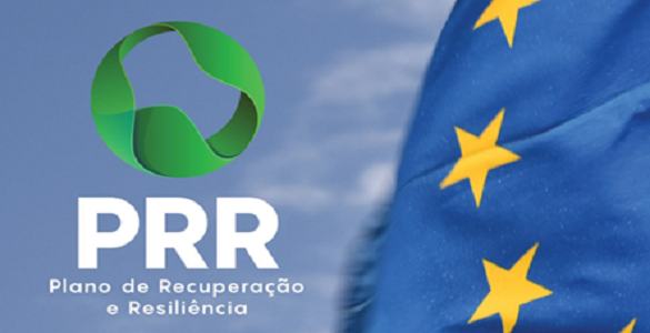 Sobre fundo azul claro e bandeira da UE, PRR - Plano de Recuperação e Resiliência.