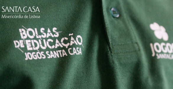 Polo verde com logo SCML e sobre bolsas de educação