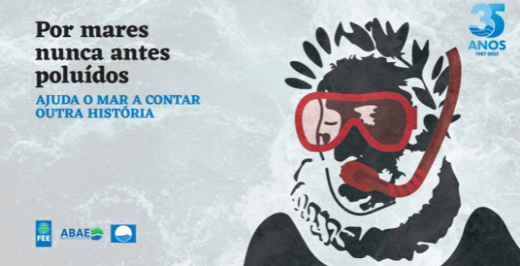 Fundo de água cinza “Por mares nunca antes poluídos”, 35 anos Praia Azul e imagem Camões em cartoon