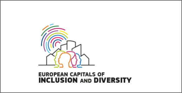 Logo European Capitals com 4 cabeças de pessoas vários géneros sob cidade e sol diversificado em cor