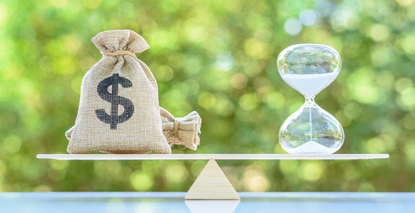 Balança com um saco de dinheiro à esquerda e ampulheta à direita