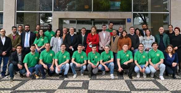 Fotografia dos atletas e representantes que constam na notícia