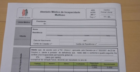 Fotografia de um atestado médico de incapacidade multiusos