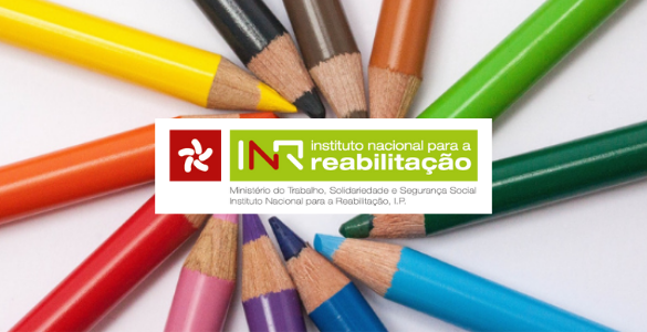 Circulo de lápis coloridos com logotipo do INR ao centro.