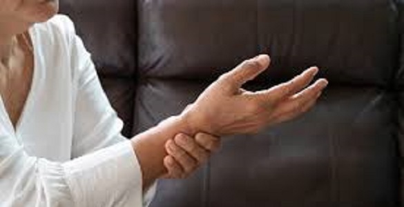 exemplo de uma mão com artrite reumatoide