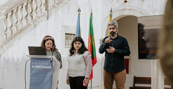 Escadaria de pedra da Casa da Cerca à frente da qual estão os técnicos do INR: Marisa Lopes, Ana Patrícia Santos e Luís Oriola.